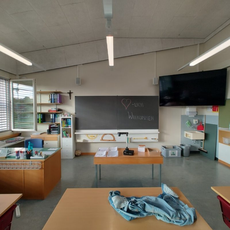 Schulzimmer Front